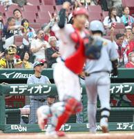 　広島に敗れ、グラウンドを見つめる藤川監督（左）＝撮影・北村雅宏