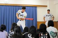子どもたちにフルスイングを披露した糸井ＳＡ
