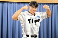 子どもたちのリクエストに応え筋肉を見せる糸井ＳＡ