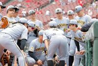 試合前の円陣で声出しをする中野（右手前）＝撮影・西田忠信