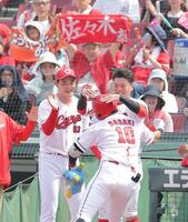 ２回、同点ソロの佐々木（１０）を笑顔で迎える岡本（左）＝撮影・西田忠信