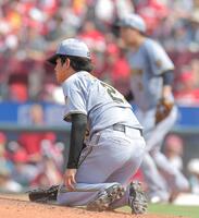 ４回、石原に勝ち越し打を許し、膝をつく高橋（撮影・西田忠信）
