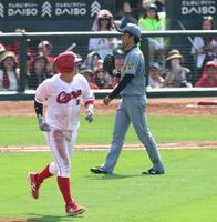 ４回、高橋はボークをし一塁走者の小園を二塁に進める（撮影・山口登）