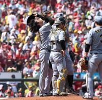 ４回、石原に勝ち越しとなる適時打を浴びた高橋（左）＝撮影・北村雅宏