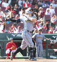 ６回、同点となるソロを放つ佐藤輝（撮影・北村雅宏）