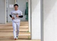 走り込みをして汗を流す石井（撮影・立川洋一郎）