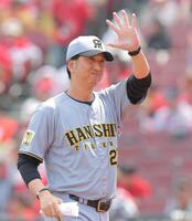 スタンドの声援に応える藤川監督（撮影・西田忠信）