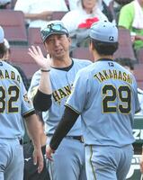 広島に勝利し、高橋（２９）を迎える藤川監督（撮影・北村雅宏）
