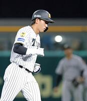 ６回、右飛に倒れベンチへ引き揚げる立石（撮影・立川洋一郎）