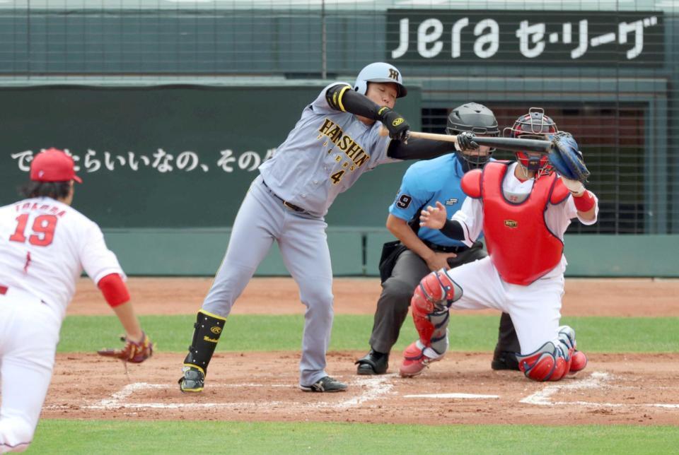 　２回、スクイズを失敗し三振に倒れる村上