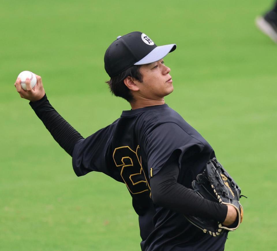 キャッチボールする高橋（撮影・山口登）