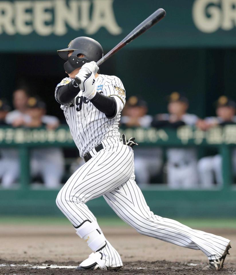 　２回、右前打を放つ立石（撮影・立川洋一郎）