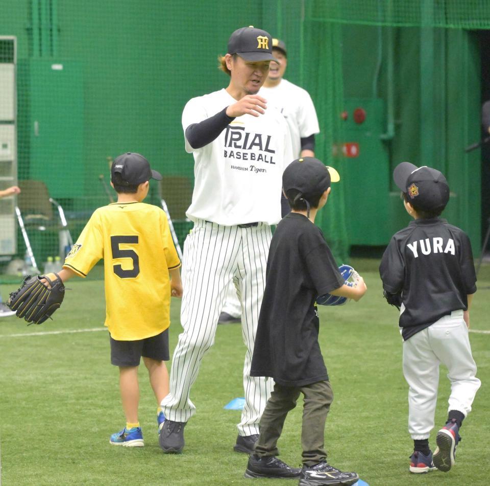 　子どもたちとボールゲームを楽しむ初参加の大和氏（撮影・金居みつよし）