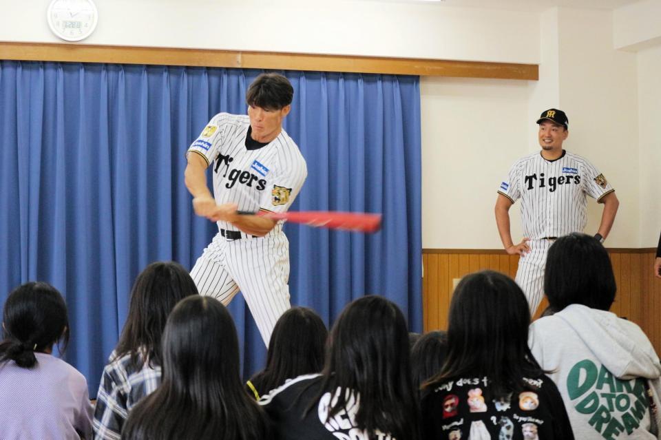 子どもたちにフルスイングを披露した糸井ＳＡ