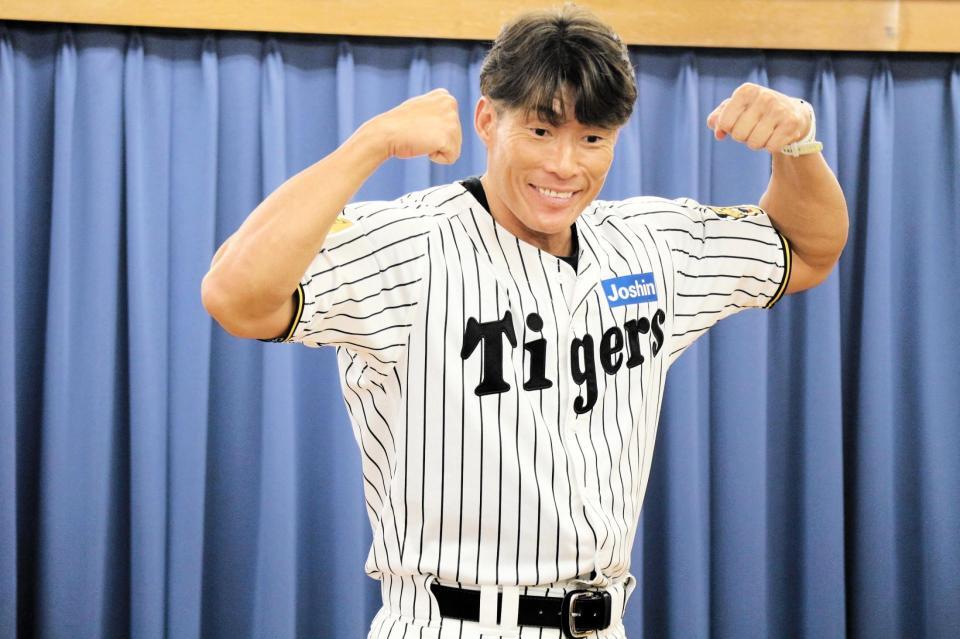 子どもたちのリクエストに応え筋肉を見せる糸井ＳＡ