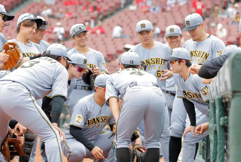 試合前の円陣で声出しをする中野（右手前）＝撮影・西田忠信