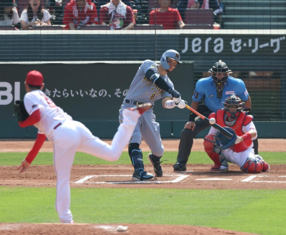 ６回、右越えに同点ソロを放つ佐藤輝（投手・岡本、捕手・石原）＝撮影・山口登