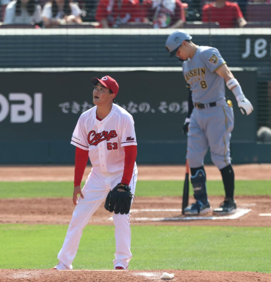 ６回、岡本は佐藤輝にソロを許す（撮影・山口登）