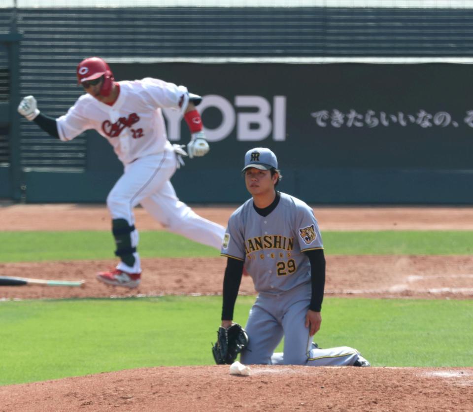 ４回、高橋は石原に勝ち越し適時打を許す（撮影・山口登）