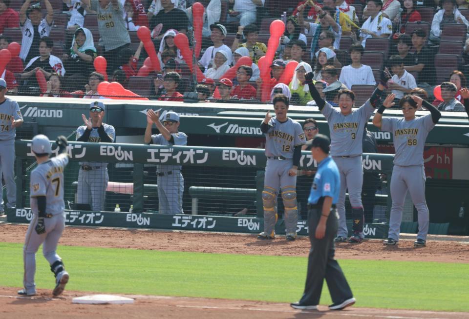 ７回、中野が勝ち越し適時三塁打を放ち喜ぶ大山ら阪神ナイン（撮影・山口登）