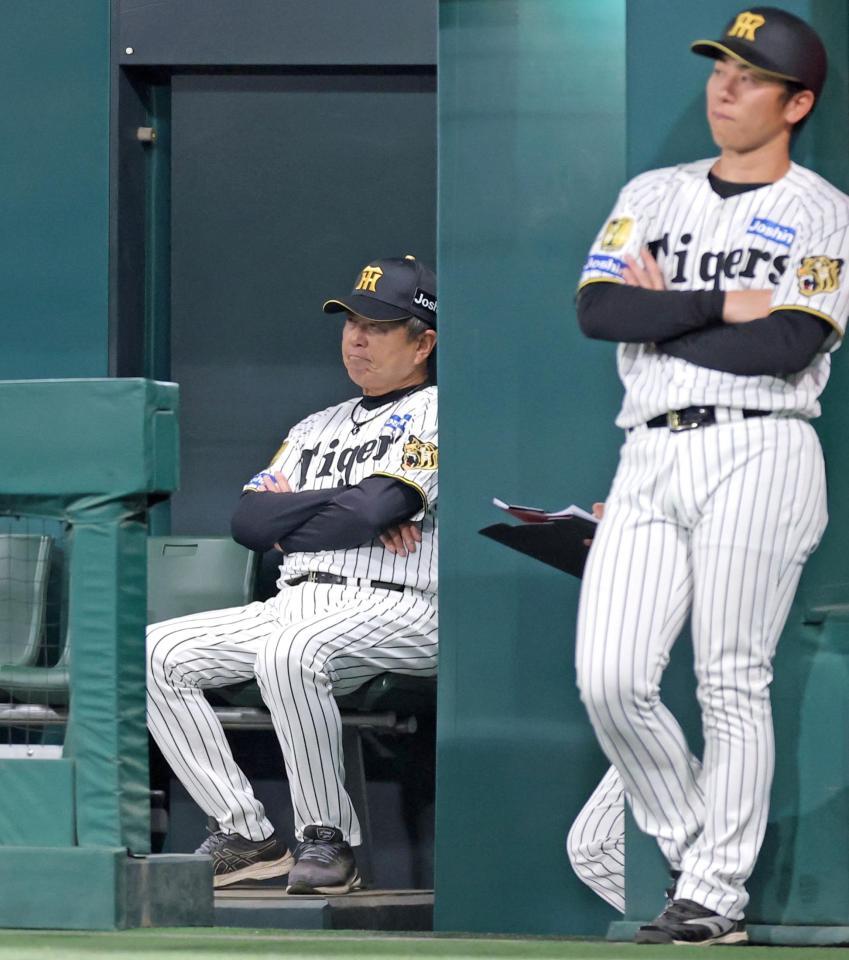 ７回表、ベンチで渋い表情を見せ戦況を見守る平田２軍監督（左）＝撮影・立川洋一郎