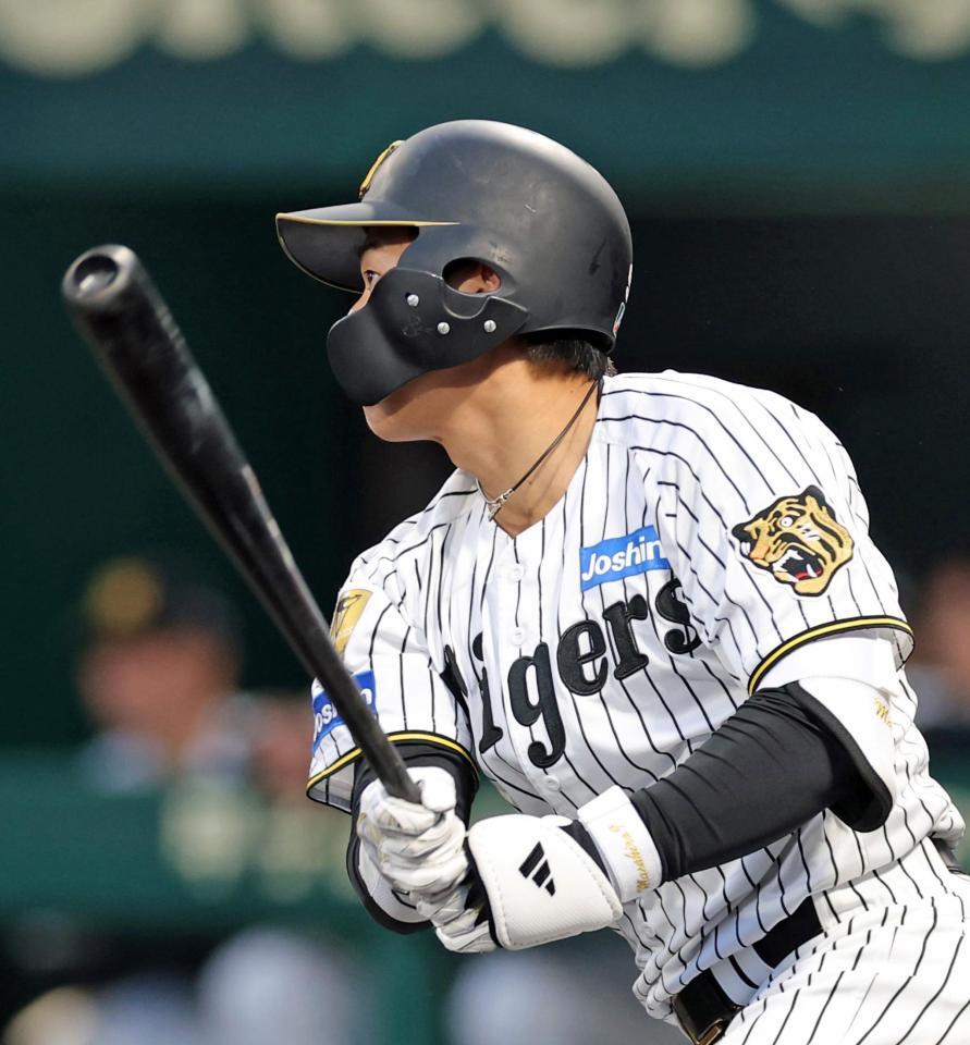 ４回、中前打を放つ立石（撮影・立川洋一郎）