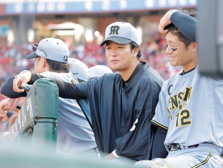 ９回、ベンチで坂本（右）と話をする高橋（撮影・西田忠信）