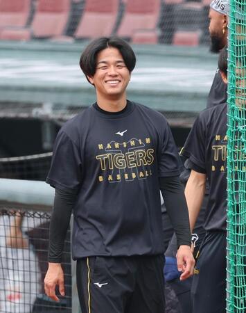 試合前、笑顔を見せる高橋（撮影・山口登）