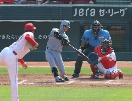 ７回阪神１死一・二塁、右中間に勝ち越し２点適時三塁打を放つ阪神・中野拓夢（投手、　広島・高太一、捕手　広島・石原貴規）＝マツダスタジアム（撮影・山口登）