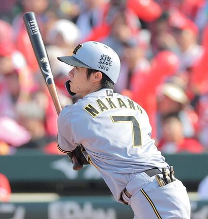 ７回、勝ち越しの２点三塁打を放つ中野（撮影・西田忠信）