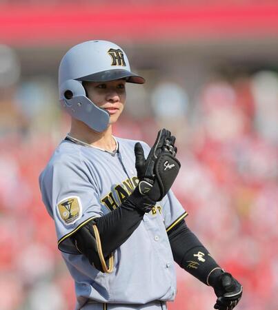 ７回、勝ち越しの２点三塁打を放ちポーズを決める中野（撮影・西田忠信）