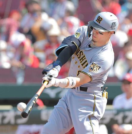 　６回、１６号同点ソロを放つ佐藤輝（撮影・西田忠信）