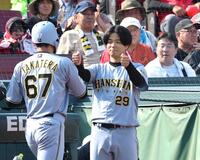 　７回、高寺（左）を迎える高橋（撮影・北村雅宏）