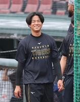試合前、笑顔を見せる高橋（撮影・山口登）