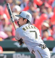 ７回、勝ち越しの２点三塁打を放つ中野（撮影・西田忠信）