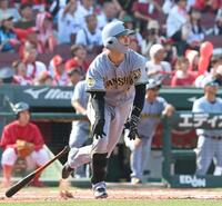 ７回、勝ち越しとなる２点適時三塁打を放つ中野（撮影・北村雅宏）