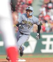 ９回、適時二塁打を放ち三塁を狙う森下（撮影・西田忠信）