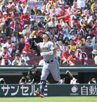 ６回、同点となるソロを放ち、天を見上げる佐藤輝（撮影・北村雅宏）