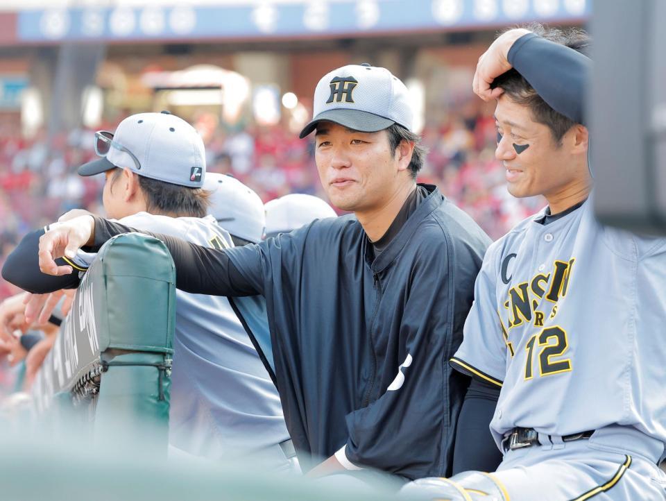 ９回、ベンチで坂本（右）と話をする高橋（撮影・西田忠信）