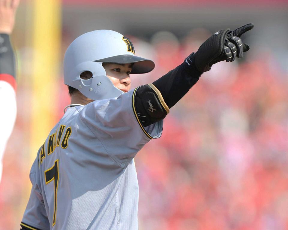 　７回、勝ち越しの２点三塁打を放ちベンチを指さす中野（撮影・西田忠信）