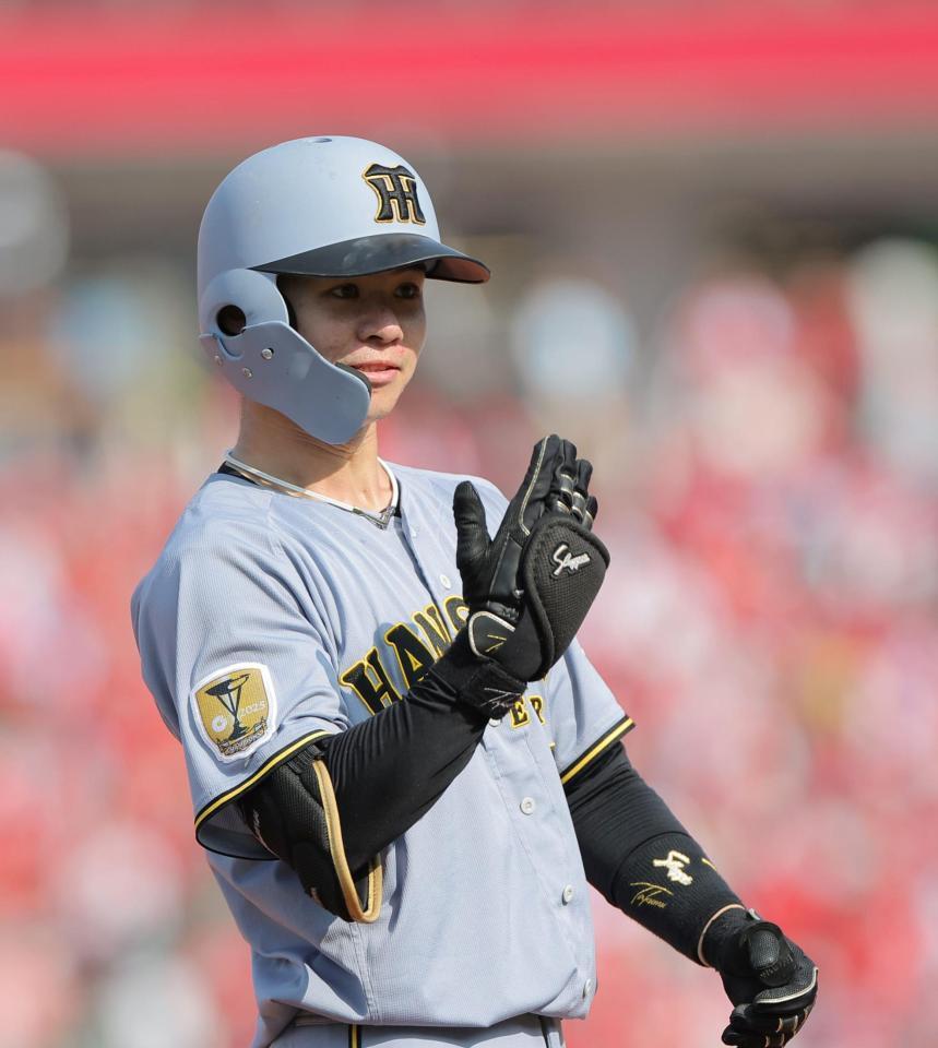 ７回、勝ち越しの２点三塁打を放ちポーズを決める中野（撮影・西田忠信）
