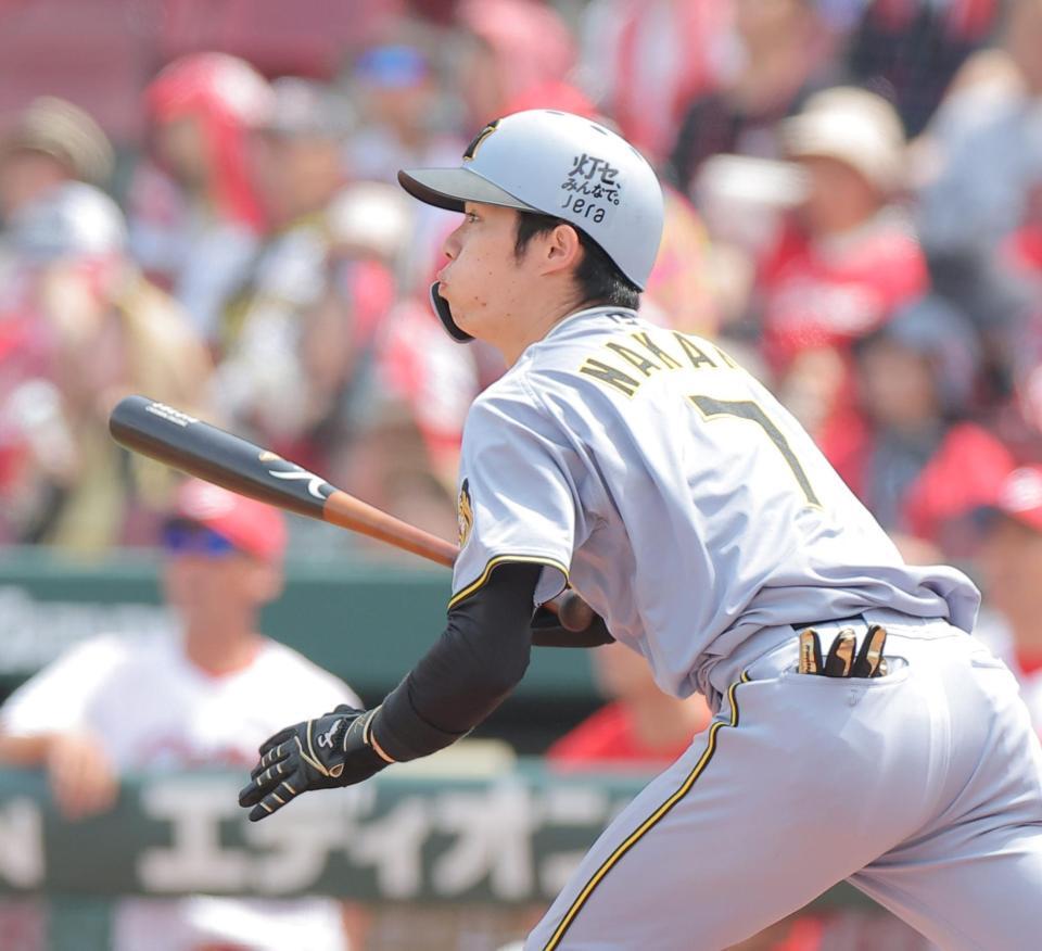 １回、中前打を放つ中野（撮影・西田忠信）