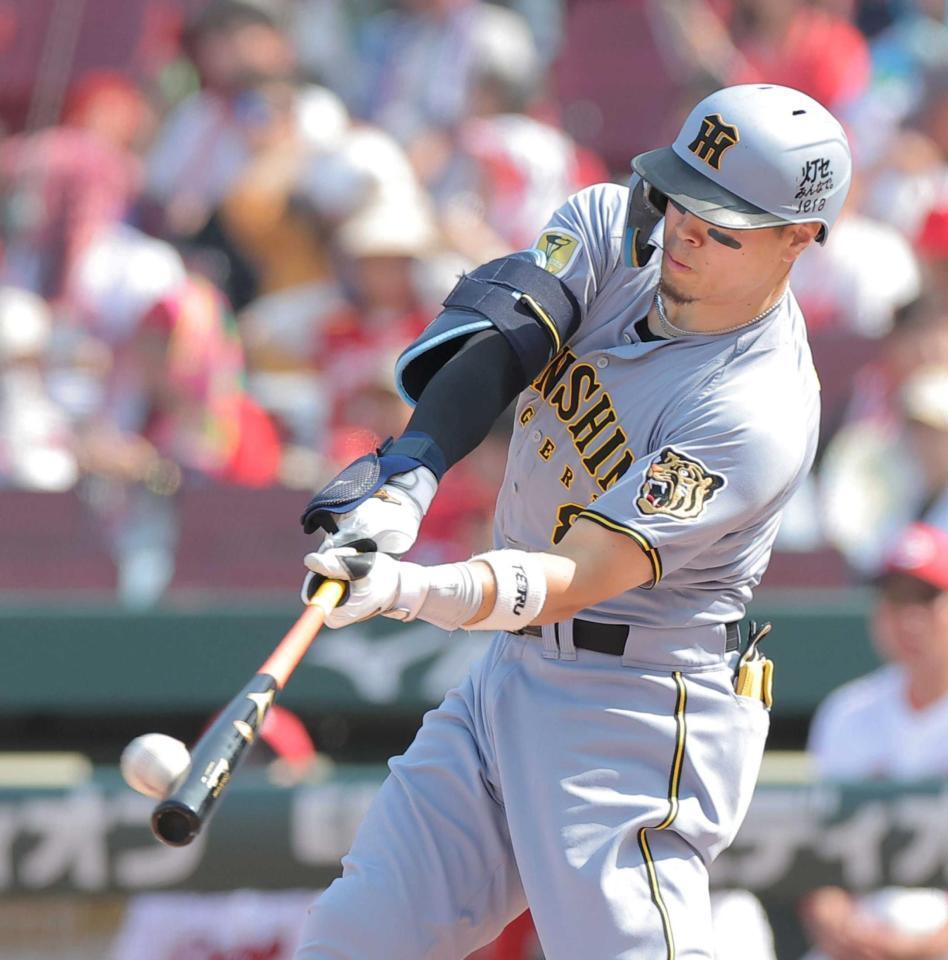 　６回、１６号同点ソロを放つ佐藤輝（撮影・西田忠信）