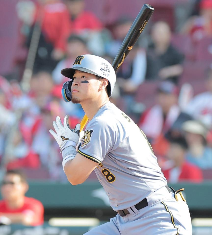 ９回、適時二塁打を放つ佐藤輝（撮影・西田忠信）
