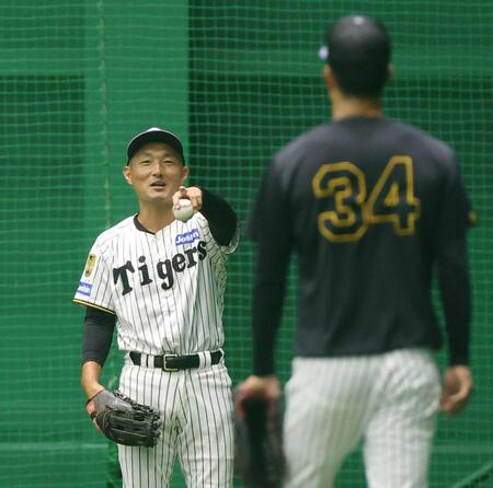 　守備練習の指示を出す工藤コーチ（撮影・西田忠信）