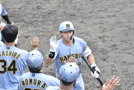 本塁打を放ち、本塁へ生還する立石