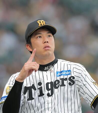 ２回、ベンチ前でキャッチボールをする才木（撮影・西田忠信）