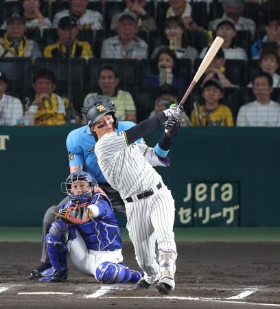 ６回、左翼スタンドへ同点ソロを放つ森下（撮影・立川洋一郎）