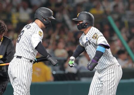 ６回、同点ソロを放ち佐藤輝（左）とポーズを決める森下（撮影・西田忠信）