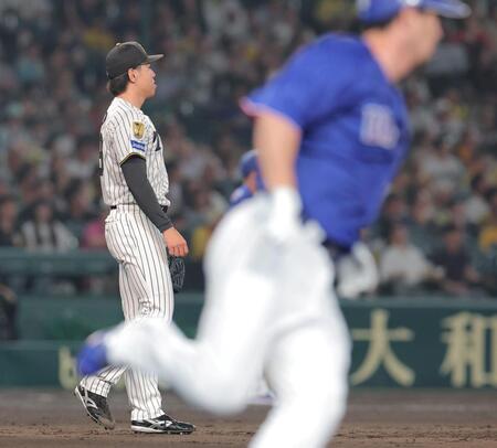８回、代打の中日・阿部（手前）に勝ち越しの適時二塁打を許した工藤（撮影・西田忠信）